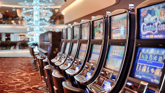 Bàn baccarat và roulette trong phòng live casino sxkg phát sóng HD
